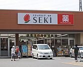 ドラッグストアセキ草加原町店 徒歩8分。 640m