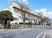 草加市立両新田小学校 徒歩5分。 350m