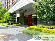 エントランスのサイドには植栽を配し、緑の潤いにあふれたアプローチを実現。