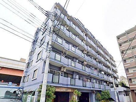 総戸数41戸の好立地マンション。外観タイル張りで共用部も管理体制良好。周辺には商業施設があり、買い物に便利な環境が整っています。