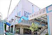 足立区立千寿桜小学校 徒歩10分。 780m
