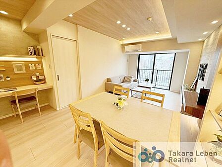 家族が集まる場所だからこそ、採光と通風を確保した心地よいリビングとなっております。自然と家族皆が揃い、笑顔が溢れる場となりそうです。