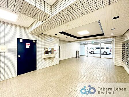 マンションエントランスです。落ち着いた温かみのある色調で、住む人をやさしく迎えてくれます。