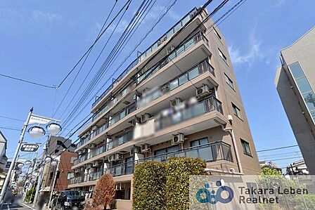 洗練されたフォルムと柔らかな印象を併せ持つ外観デザイン。街並みに自然と溶け込みながら、居住者様を優しく迎え入れます。