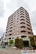 陽光を浴び照らされた美しい煌めきのフォルムが、周りの風景に馴染みながらも存在感を際立たせております。もちろん、その中にもどこか優しさを感じさせるカラーを採用し、住まう人を優しく包み込みます。