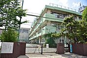 墨田区立緑小学校 徒歩8分。 590m
