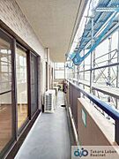 爽やかな風が吹き、採光にも恵まれてますので思わずお部屋の外へ出たくなる、そんなバルコニーです。心地良さに包まれ、日々の暮らしをより鮮やかに彩ります。
