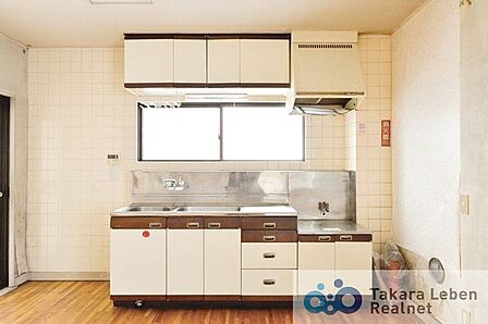 作業のしやすい壁付けタイプのキッチン。窓がついているので換気がしやすく、調理中の湿気や匂いをこもらせません。