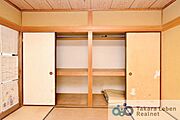 大容量の押し入れを2つ設置。お布団やアルバムなどもスッキリ収納できます。