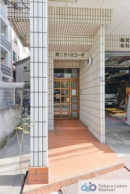 エントランス外部は、タイル貼りを採用した落ち着いた外観デザイン。