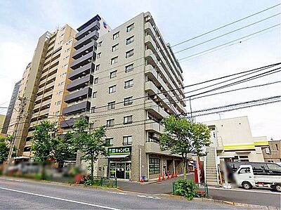 外観:周囲の風景と美しく調和した外観は、主張しすぎず、それでいて印象に残る佇まい。住むほどに愛着が深まる、落ち着きあるデザインです。 外観:周囲の風景と美しく調和した外観は、主張しすぎず、それでいて印象に残る佇まい。住むほどに愛着が深まる、落ち着きあるデザインです。
