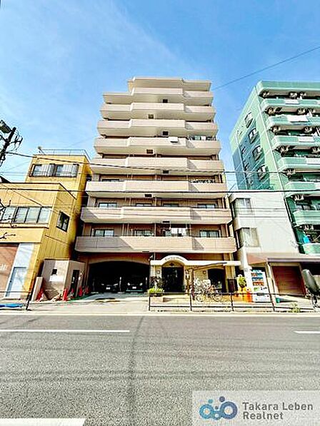 街に馴染みつつも確かな存在感を放つ、洗練された外観。シンプルながらも細部まで配慮されたデザインが、上質な暮らしへの期待を高めます。