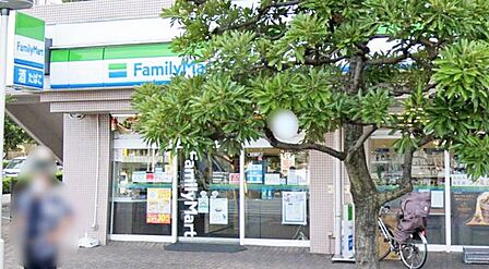 ファミリーマート千住曙町店 徒歩5分。 380m