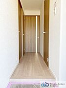 ナチュラルカラーの室内廊下、明るく開放感のある空間を演出します。