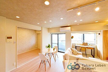 柔らかな日差しが差し込むリビングは、普段せわしなく過ぎてしまう日常を明るく包み込んでくれる空間です。