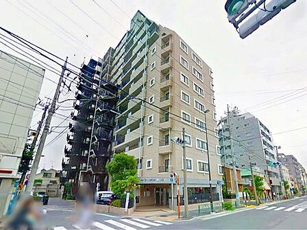 周囲の風景と美しく調和した外観は、主張しすぎず、それでいて印象に残る佇まい。住むほどに愛着が深まる、落ち着きあるデザインです。