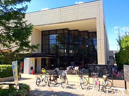 足立区立興本図書館 徒歩8分。 620m