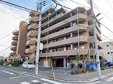 洗練されたフォルムと柔らかな印象を併せ持つ外観デザイン。街並みに自然と溶け込みながら、居住者様を優しく迎え入れます。