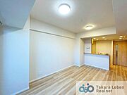 家族が集まる場所だからこそ、採光と通風を確保した心地よいリビングとなっております。自然と家族皆が揃い、笑顔が溢れる場となりそうです。