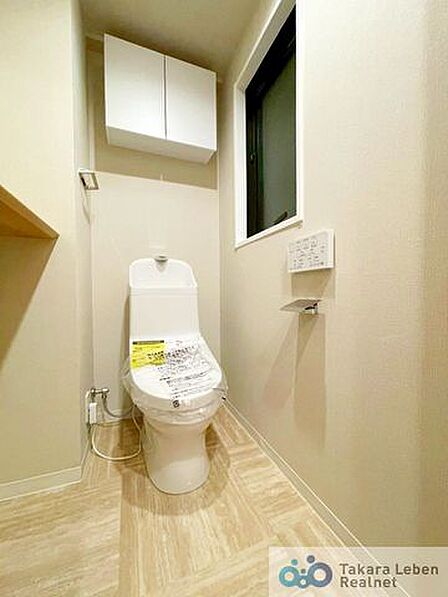 ウォシュレット機能付きのトイレは壁掛けリモコンの上位グレードを採用。便座がスッキリした印象となり、限られた空間を広く見せる効果があります。