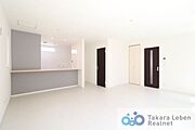 ゆったりとしたリビングです。明るさと風が入る窓配置が安らげる空間を演出します。