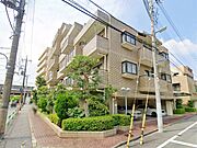 陽光を浴び照らされた美しい煌めきのフォルムが、周りの風景に馴染みながらも存在感を際立たせております。もちろん、その中にもどこか優しさを感じさせるカラーを採用し、住まう人を優しく包み込みます。