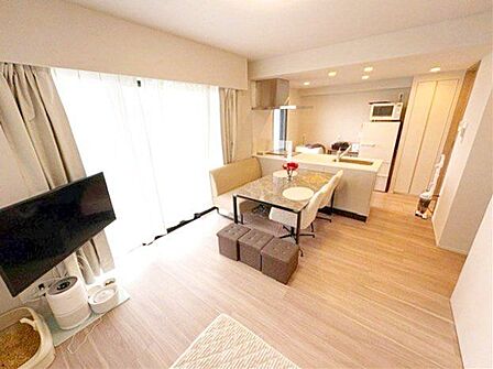 大きな窓から優しい陽が差し込む、温かみのある空間。