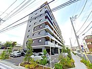 穏やかな空気感に包まれた住宅街に映える、気品ある外観。住まう人の日常に安心感と心地よさをもたらす、上質な住空間を予感させます。
