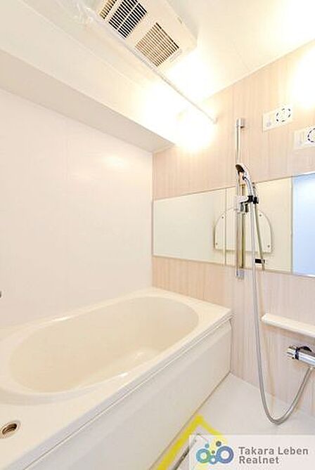 ゆったり湯船に浸かりたい人も、ササっとシャワーで済ませたい人も。住まわれる方、皆が心地よくお過ごしいただけるバスルームです。