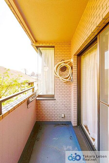 爽やかな風が吹き、採光にも恵まれてますので思わずお部屋の外へ出たくなる、そんなバルコニーです。心地良さに包まれ、日々の暮らしをより鮮やかに彩ります。