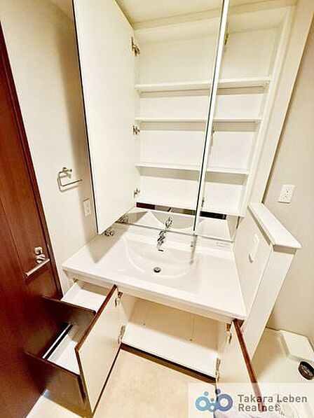気持ちの良い朝はキレイな洗面所から♪化粧台の鏡裏や下部は収納力豊富。モノが出がちな洗面所がスッキリ片付きます。