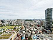 住戸からの眺望。窓の外に広がる大きく開けた眺望は、日々の暮らしの中に喜びを感じさせてくれ、心まで開放的にしてくれそうです。