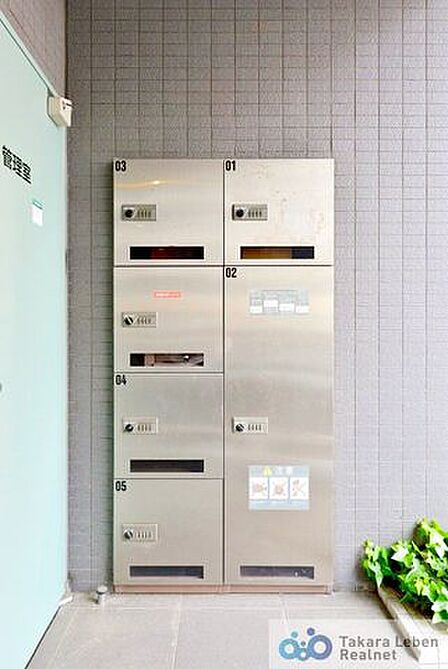 不在時の荷物の受け取りに便利な宅配ボックス。再配達依頼時の休日の時間の拘束から解放されます。