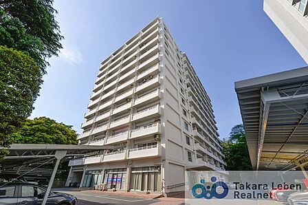 周囲の風景と美しく調和した外観は、主張しすぎず、それでいて印象に残る佇まい。住むほどに愛着が深まる、落ち着きあるデザインです。