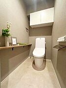 ウォシュレット機能付きのトイレは壁掛けリモコンの上位グレードを採用。便座がスッキリした印象となり、限られた空間を広く見せる効果があります。