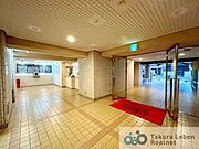 マンションエントランスです。落ち着いた温かみのある色調で、住む人をやさしく迎えてくれます。