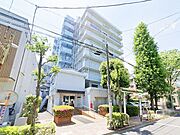 街並みに調和する端正なフォルムが印象的なマンション。主張しすぎない佇まいの中にも、洗練された存在感が感じられ、住まう方の誇りを静かに演出します。