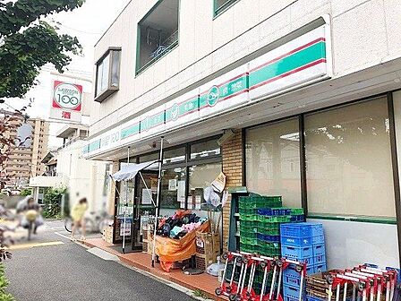 ローソンストア100足立栗原店 徒歩3分。 220m