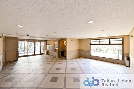 マンションエントランスです。落ち着いた温かみのある色調で、住む人をやさしく迎えてくれます。広々とした高級感溢れるエントランスが、ワンランク上の生活をお約束致します。