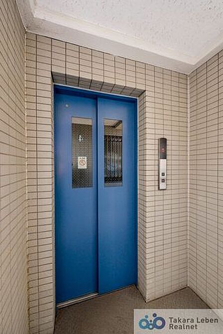 お買い物でたくさんの荷物を持っている時や、仕事でクタクタに疲れている時など、階段で1段ずつ上がるのは大変。そんな時にも便利なエレベーター付きの物件です。