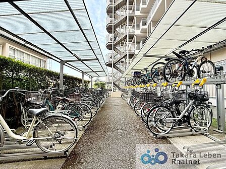 屋根付きの駐輪場は雨の日でも濡れずに安心です。