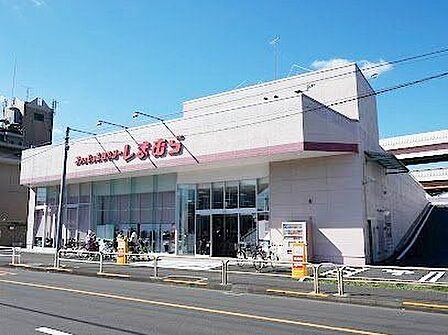 ファッションセンターしまむら加平店 徒歩9分。 700m