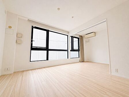家族が集まる場所だからこそ、採光と通風を確保した心地よいリビングとなっております。自然と家族皆が揃い、笑顔が溢れる場となりそうです。