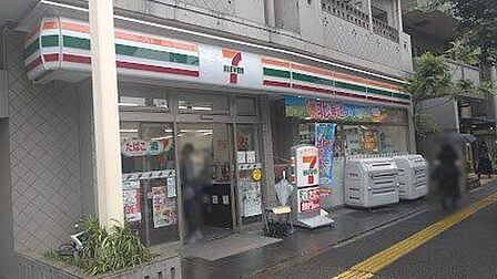 セブンイレブン文京向丘2丁目店 徒歩1分。 30m