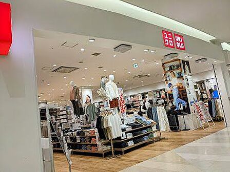 ユニクロアリオ西新井店 徒歩10分。 780m