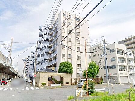 洗練されたフォルムと柔らかな印象を併せ持つ外観デザイン。街並みに自然と溶け込みながら、居住者様を優しく迎え入れます。