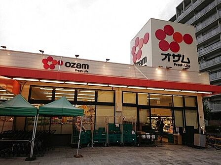 スーパーオザム東綾瀬店 徒歩7分。 550m
