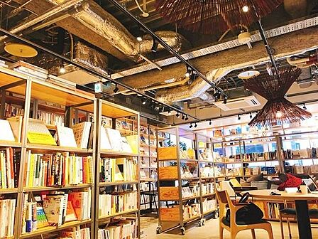 浅草寺こども図書館 徒歩7分。 560m