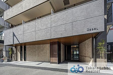 マンションエントランスです。落ち着いた温かみのある色調で、住む人をやさしく迎えてくれます。広々とした高級感溢れるエントランスが、ワンランク上の生活をお約束致します。