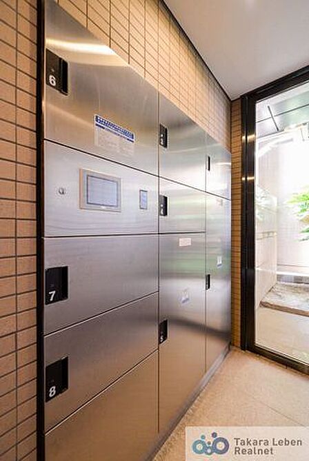 不在時の荷物の受け取りに便利な宅配ボックス。再配達依頼時の休日の時間の拘束から解放されます。